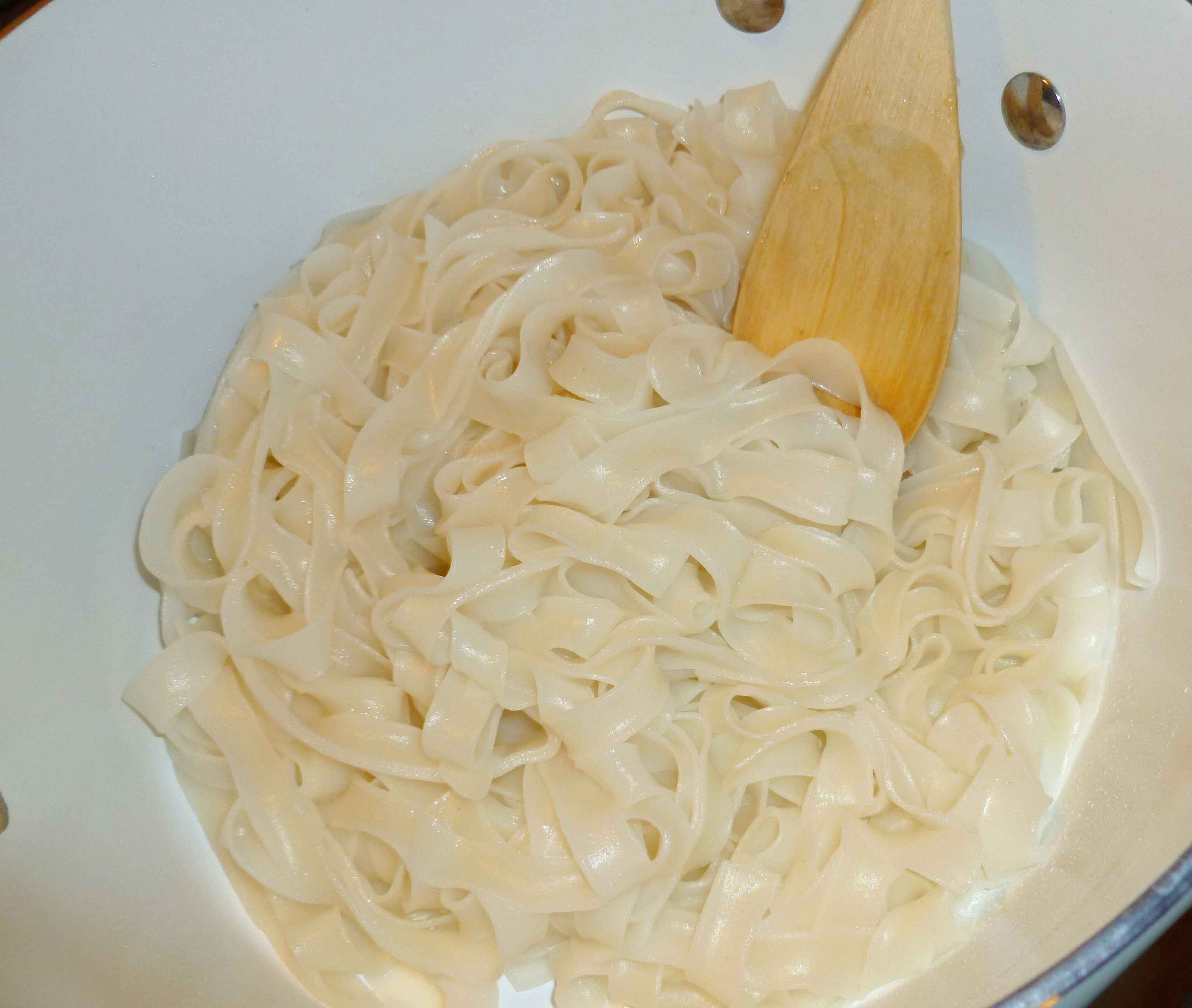 Cooked and Drained Rice Noodles