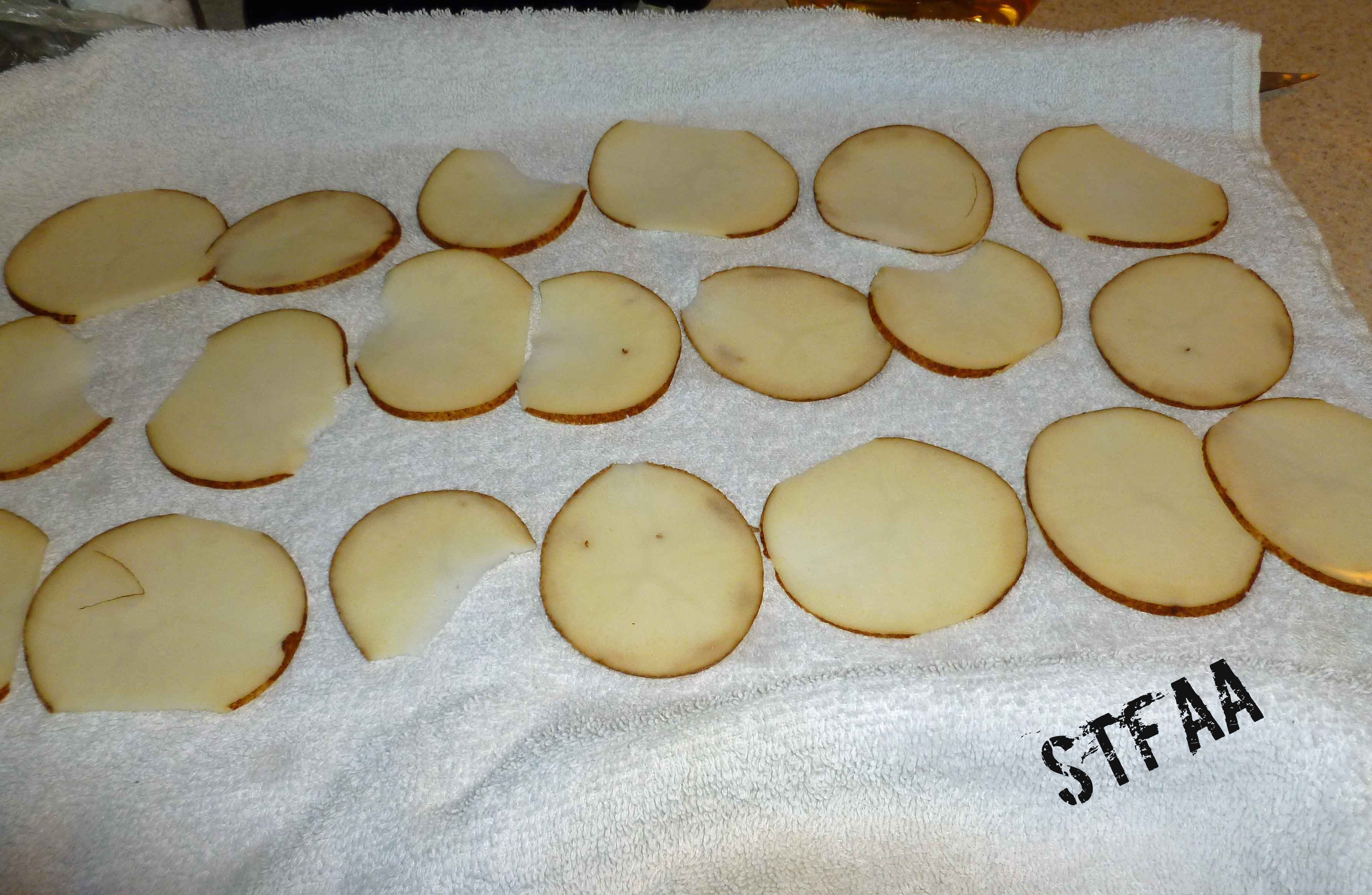 Rinsed slices on clean kitchen towel