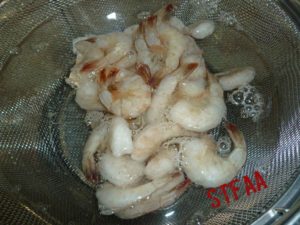 Shrimp defrosting in cold water